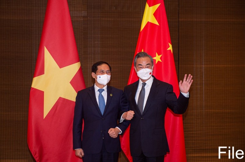 Chinese, Vietnamese FMs hold phone talks over ties