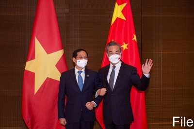 Chinese, Vietnamese FMs hold phone talks over ties