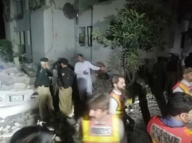 8 people are killed in explosions at a Pakistani anti-terrorism office
