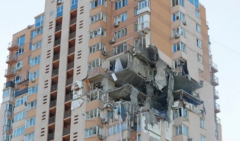 Russian rocket hits in a Kiev apartment, injuring ten people