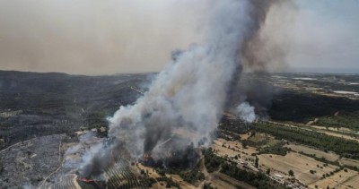Foreign tourists evacuated as wildfires threaten resorts in Turkey