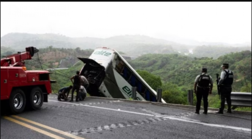 18 people are killed when a bus carrying Indians crashes into a ravine in Mexico