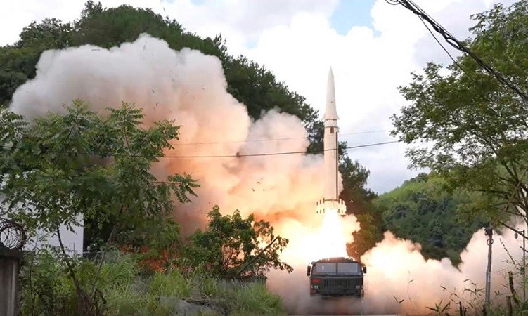 पेलोसी की यात्रा के बाद  चीन ने ताइवान के आस पास के इलाको पर दागीं मिसाइलें