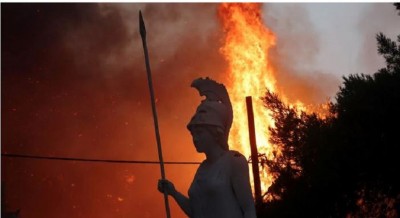 जंगल में लगी भयंकर आग, जान बचाकर घरों से भागे हजारों लोग