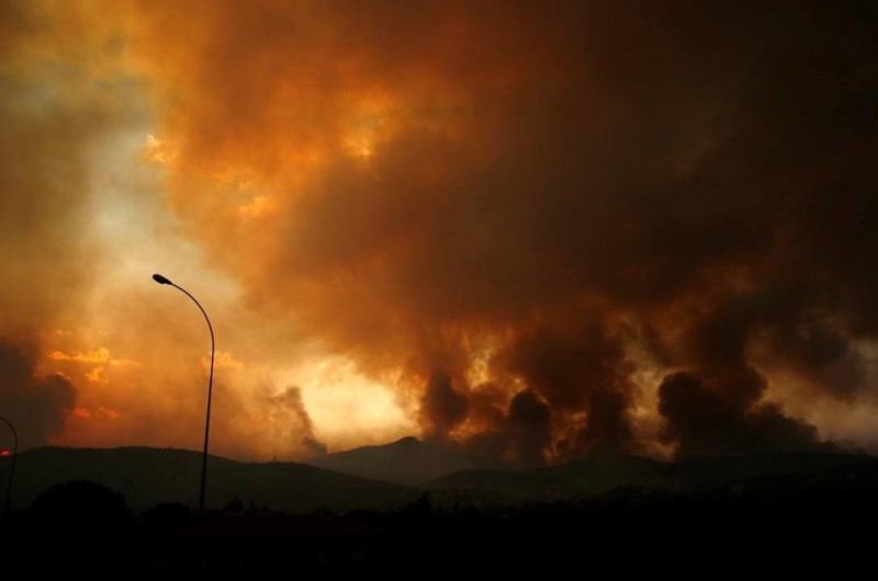 Greek island of Evia cut off in two by wildfire