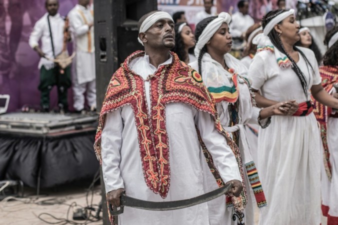 इथियोपिया के प्रदर्शनकारी कलाकारों ने युद्ध के प्रयासों को वापस लेने का किया आह्वान