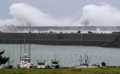 Typhoon Lan Strikes Western Japan: Impending Peril as Heavy Rain and Fierce Winds Threaten Region