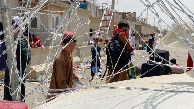 Women throw their babies over barbed wire fencing at Kabul airport, Here is reason