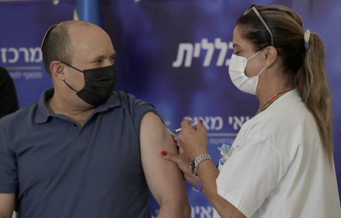 इजरायल की प्रधानमंत्री नफ्ताली बेनेट को दी गई कोरोना वैक्सीन की तीसरी डोज
