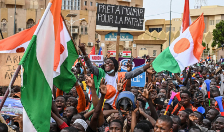Thousands Rally in Niger Amid Army Warning Against Foreign Intervention