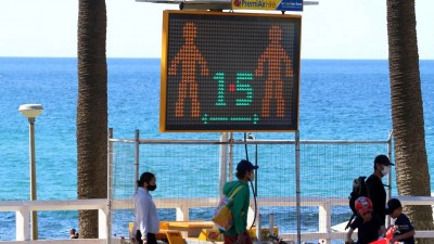 Crowds flock to Bronte Beach as authorites issue mask warning ahead of them becoming compulsory outdoors across Sydney