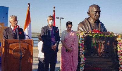 EAM Jaishankar Unveils Gandhi's Statue in Paraguay