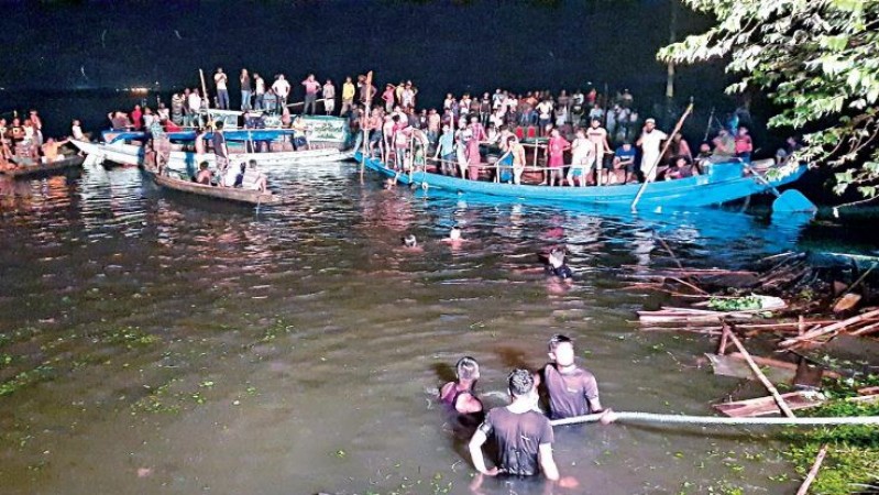 दर्दनाक हुआ बांग्लादेश का मंज़र, 100 यात्रियों से भरी नाव पानी में पलटी