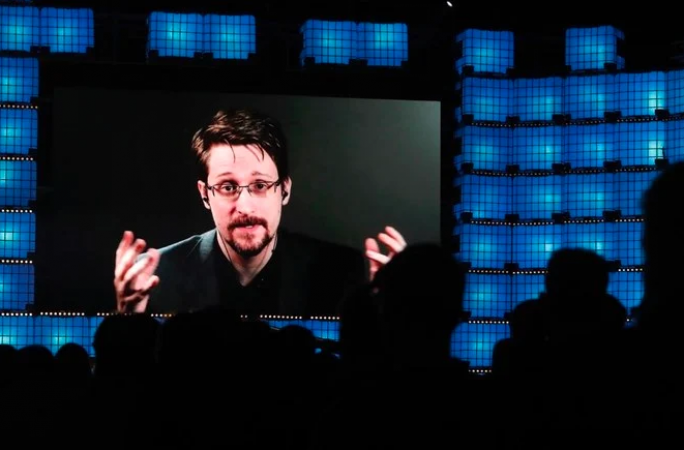 US tipster Snowden receives a Russian passport