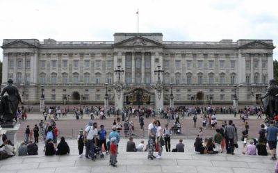 Man Climbing on wall of Buckingham Palace arrested: London