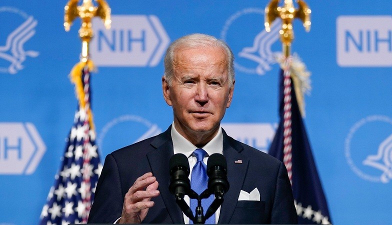 Biden calls for diplomacy in Ukraine issue, threatens Russia with sanctions.