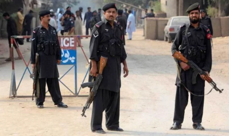 4 are killed in a militant attack on a police station in northwest Pakistan