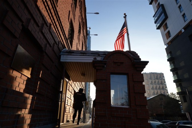 ट्रम्प प्रशासन रूस ने दो अमेरिकी वाणिज्य दूतावासों को किया बंद