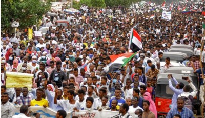 सूडानी प्रदर्शनकारियों ने नागरिक शासन की मांग करते हुए राष्ट्रपति भवन के पास प्रदर्शन किया