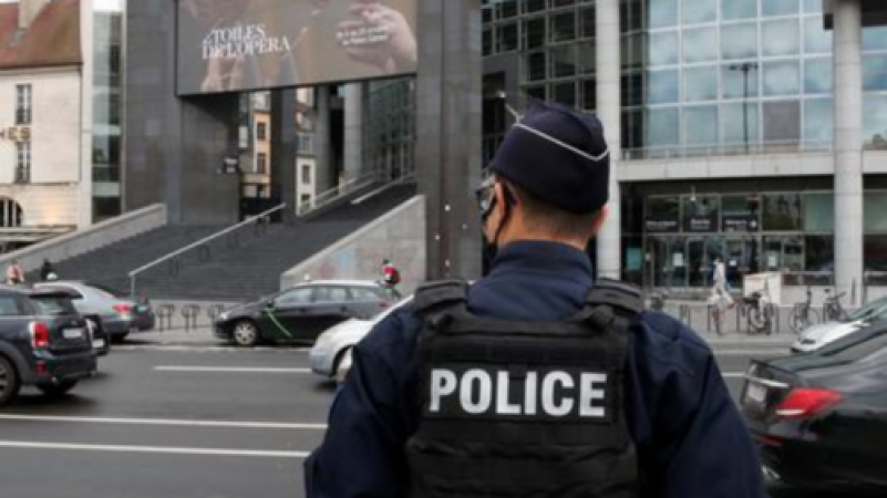 France arrests four Pakistanis for September's Hebdo attack