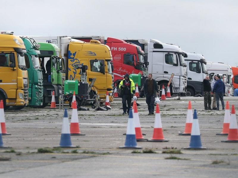 फ्रांस की सीमा को फिर से खोलने के बाद ट्रक ड्राइवर हुए कोरोना संक्रमित
