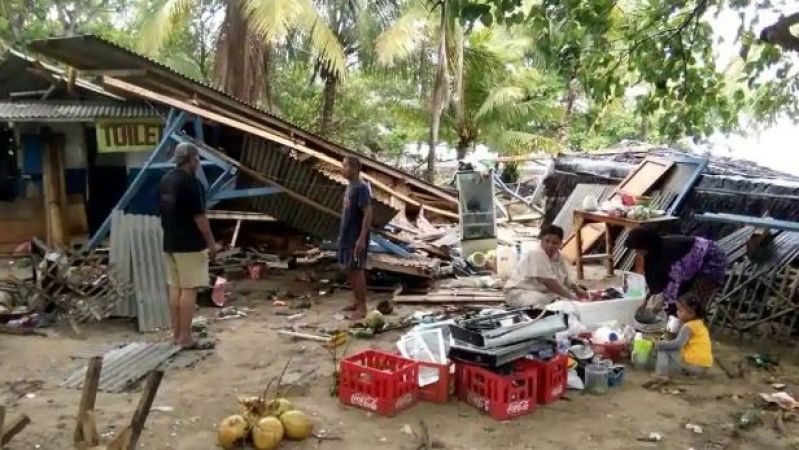 Tsunami  hits Indonesia,At least 43 dead, 600 injured