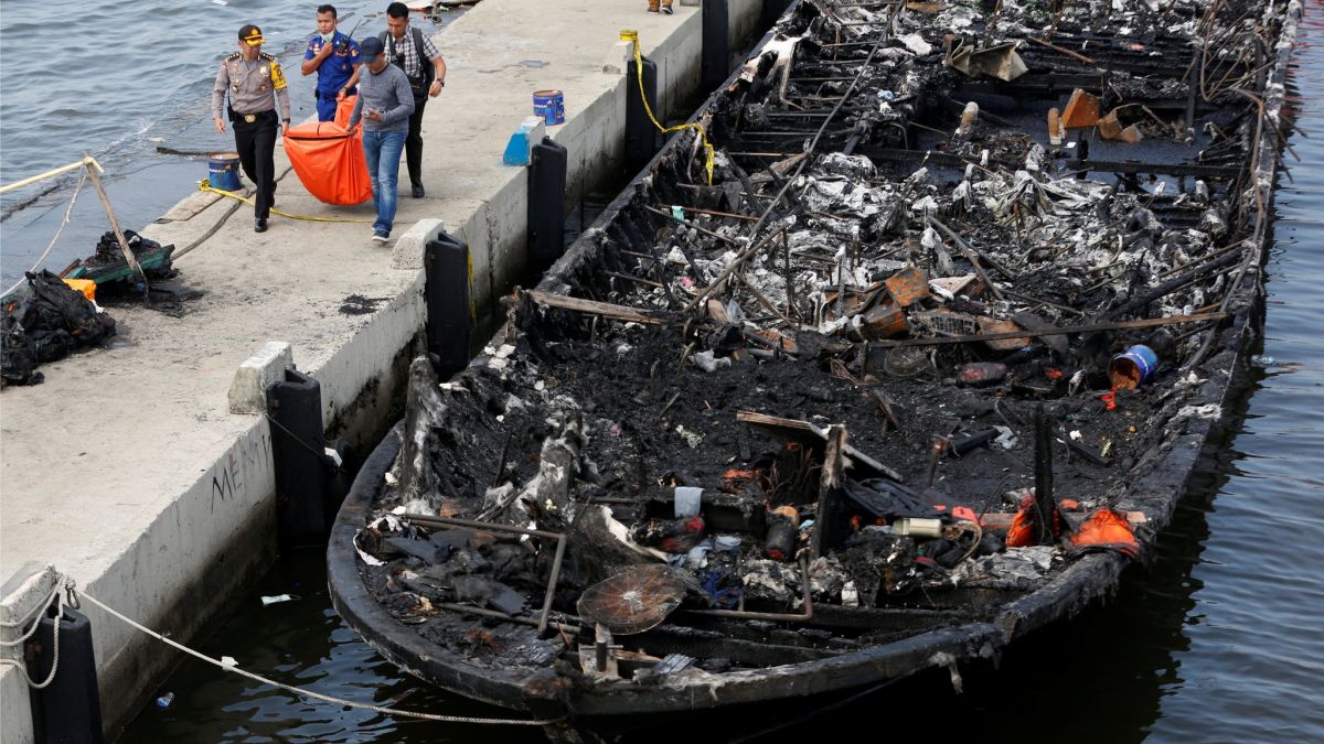 बांग्लादेश में एक  नौका में आग लगने से 16 लोगो की मौत