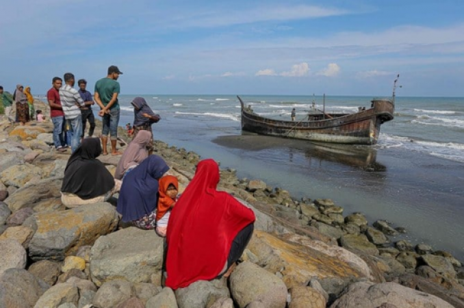Refugees from Rohingya arrive in Indonesia after weeks at sea