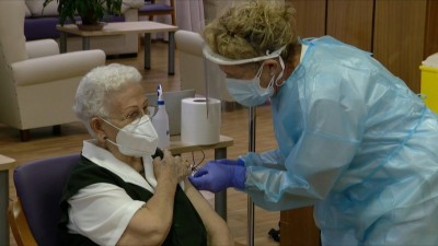 स्पेन ने 96 वर्षीय बुजुर्ग के साथ शुरू किया टीकाकरण