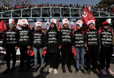 नेपाल के पीएम के संसद भंग करने के खिलाफ हजारों विरोधियों ने किया मार्च