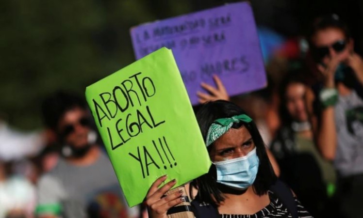 गर्भपात को वैध बनाने के लिए अर्जेंटीना सीनेट ने पारित किया विधेयक