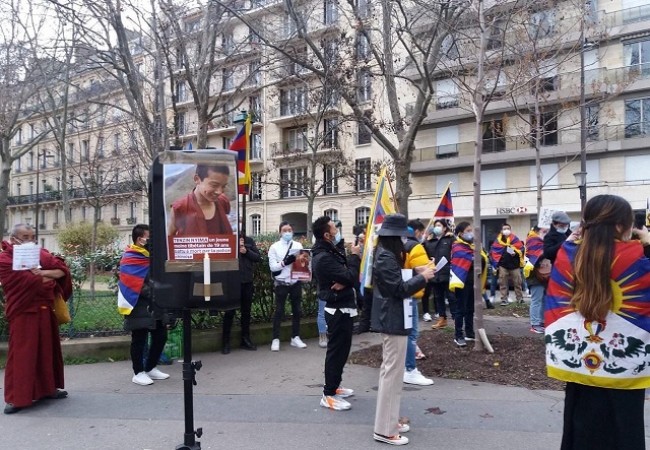 तिब्बती भिक्षु की निर्मम हत्या के खिलाफ फ्रांस में चीन दूतावास के बाहर शुरू हुआ विरोध प्रदर्शन