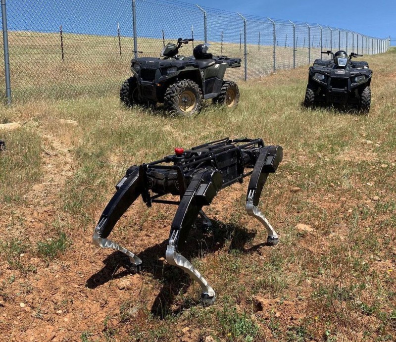 अमेरिकी सीमा पर रोबोट कुत्ते का परीक्षण किया जा रहा है