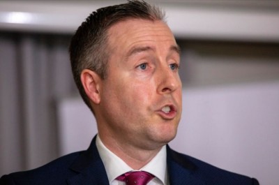 उत्तरी आयरलैंड के  मंत्री ने ब्रेक्सिट के बाद के व्यापार नियमों पर इस्तीफा दिया