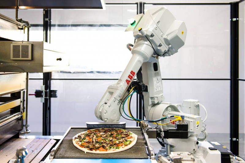 इस देश ने काम का बोझ कम करने, भोजन में सुधार करने के लिए 'रोबोट शेफ' का अनावरण किया