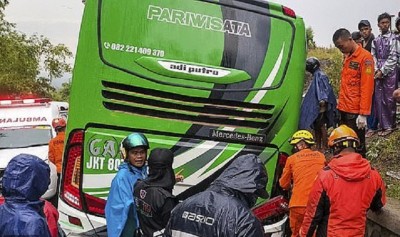 इंडोनेशिया  में बस दुर्घटना, 13 की मौत, 8 घायल