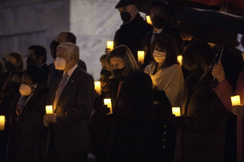 National Cathedral tolls bell for 900,000 lives claimed by COVID-19 in U.S.