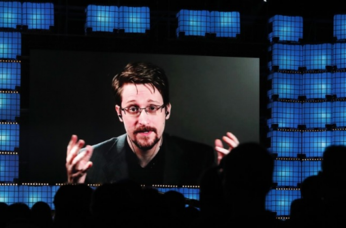 Snowden describes the UFO mania as a diversion Aliens are brought up to distract from actual scandals