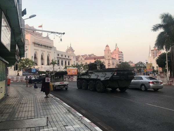 म्यांमार की सड़कों पर विरोध प्रदर्शन के खिलाफ तैनात किए गए बख्तरबंद वाहन