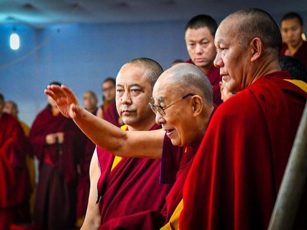 चीन ने तिब्बतियों के धार्मिक जीवन से दलाई लामा को मिटाने का किया जा रहा प्रयास