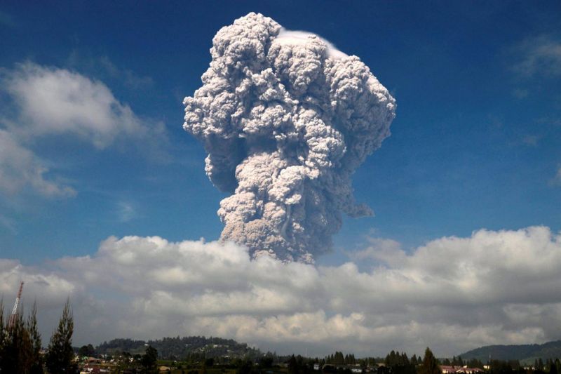 Watch LIVE: Volcano eruption shoots up 5,000 meters high hot  cloud of ash