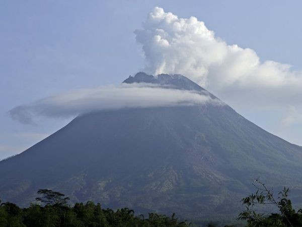 इंडोनेशिया ज्वालामुखी माउंट मेरापी में हुआ विस्फोट, भड़की लावा
