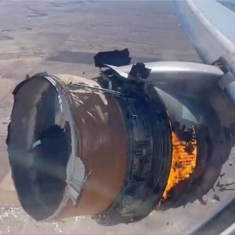 मिड-एयर में यूनाइटेड एयरलाइंस के विमान के इंजन में लगी आग, भारी मात्रा में गिरा मलबा