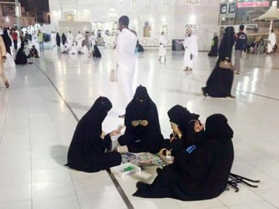Burqa-clad women playing board game at Mecca's mosque trending in  Arab