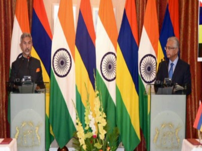 India inks defence and trade agreements with Mauritius