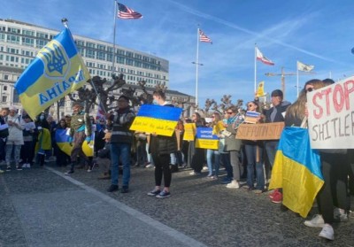 यूक्रेन पर रूसी हमले के विरोध में सैकड़ों लोगों ने व्हाइट हाउस के सामने प्रदर्शन किया