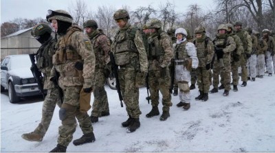 यूक्रेन ने रूस के साथ संघर्ष के बीच लगभग 1 लाख सैनिकों को जुटाया