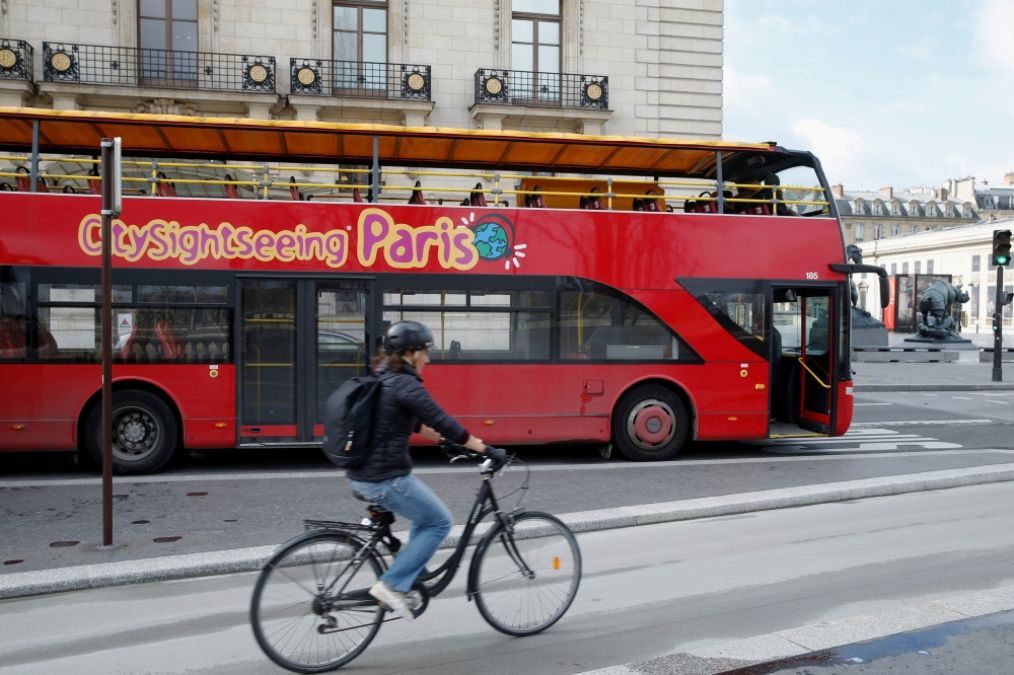 फ्रांस नए कार विज्ञापनों के साथ हरित आदतों को प्रोत्साहित करता है और प्लास्टिक पर प्रतिबंध लगाता है