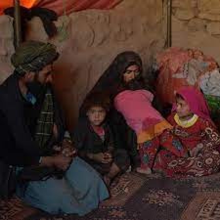 परिवार को भूख से बचाने के लिए अफगान शख्स ने बेची 10 साल की बेटी