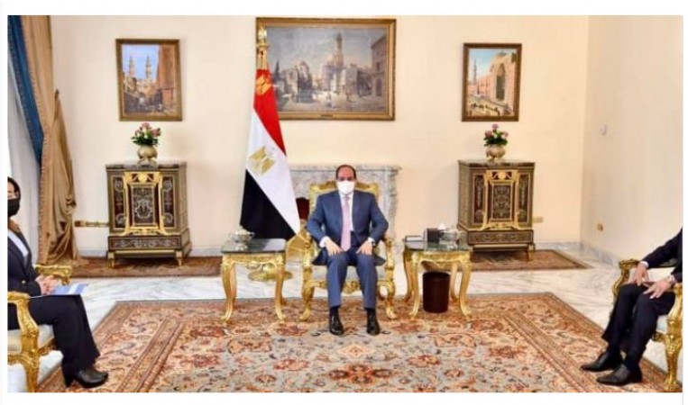 राष्ट्रपति अल-सीसी ने संगठित अपराध, आतंकवाद का मुकाबला करने पर सैनिको को सम्मानित किया